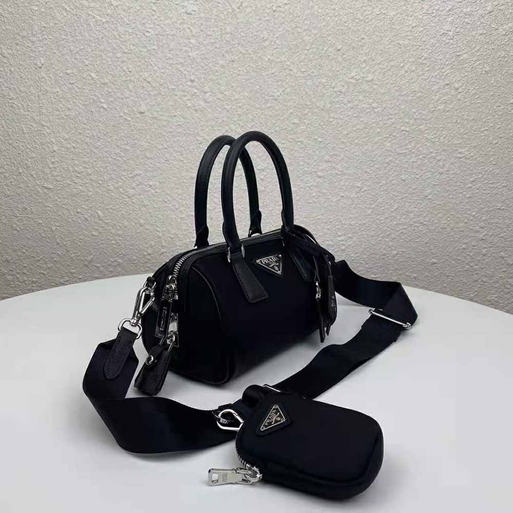 Side angle showing zipper closure on Prada Women Prada Re-Edition 2005 Nylon Bag