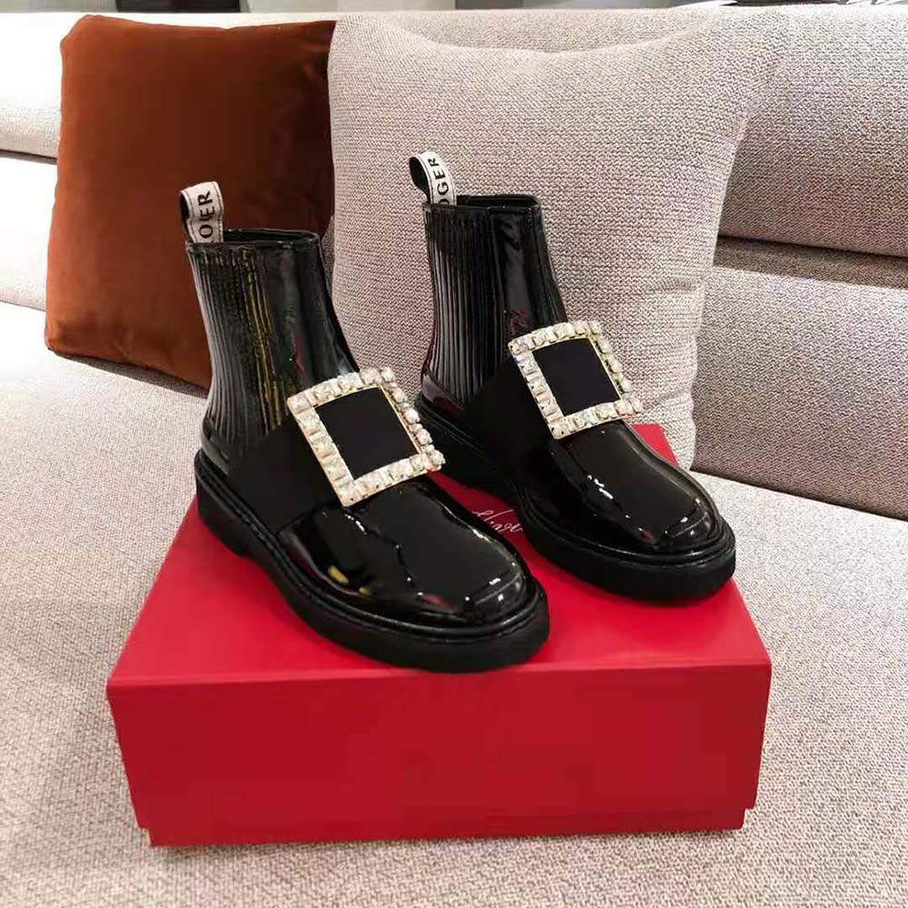 Close-up detail of strass buckle on Roger Vivier Chelsea Viv’ Rangers boots