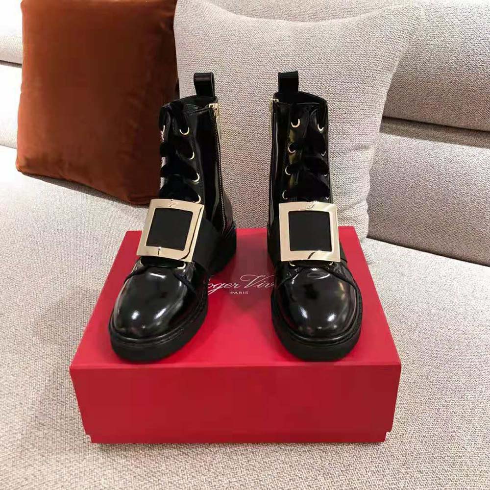 Top view showing 1.5cm heel on Roger Vivier Women Viv’ Rangers black boots