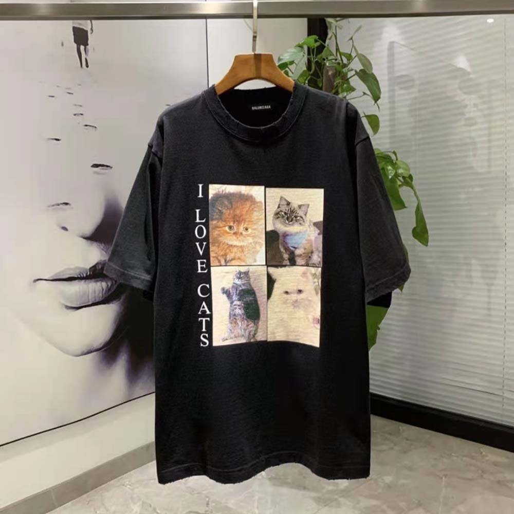 Close-up of cat graphic on Balenciaga Men I Love Cats XL T-Shirt