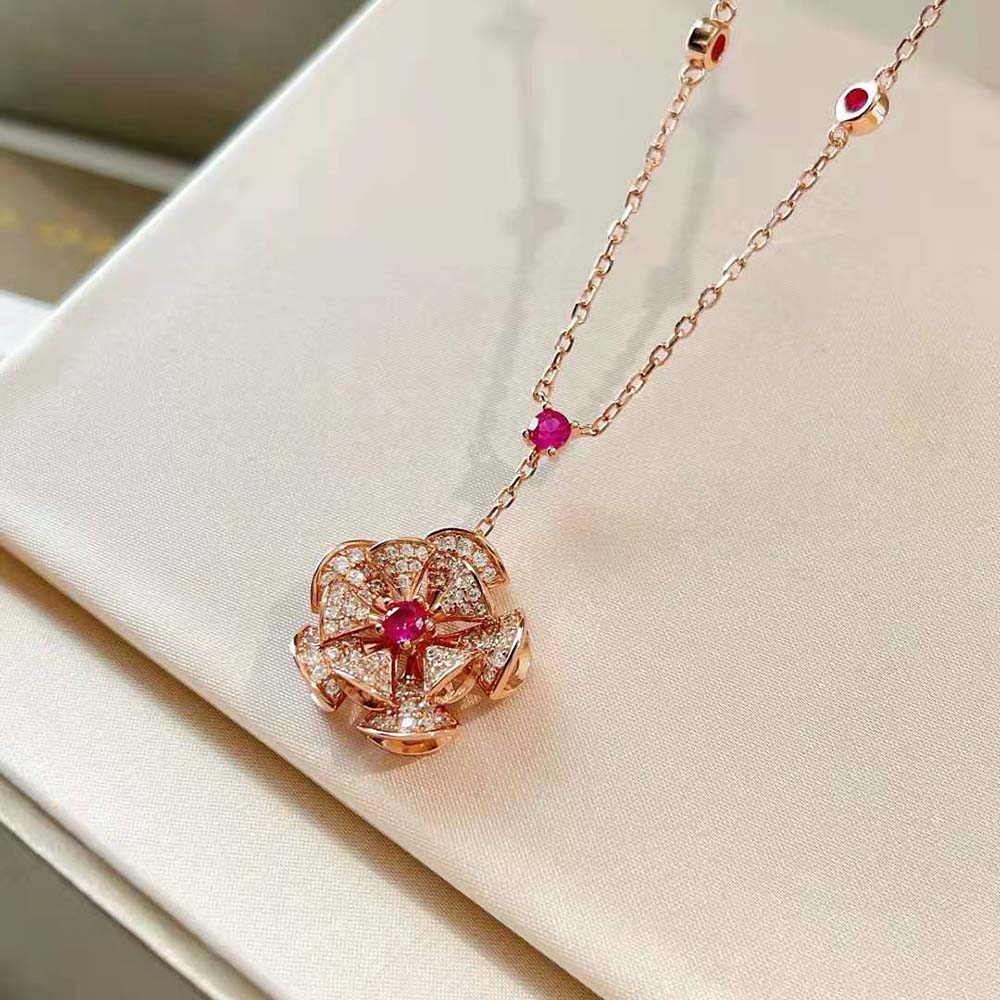 Close-up on fan motif pendant of Bvlgari Women Divas Dream Necklace