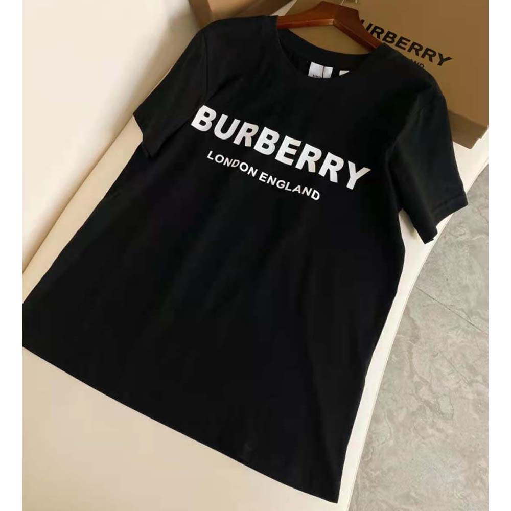 Side angle of Burberry Men Logo Print Cotton T-shirt-Black fit