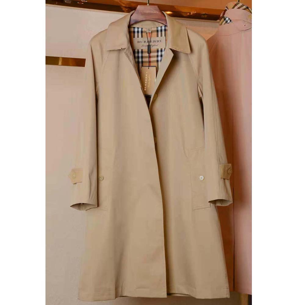 Close-up of Burberry Women The Camden Car Coat signature check lining