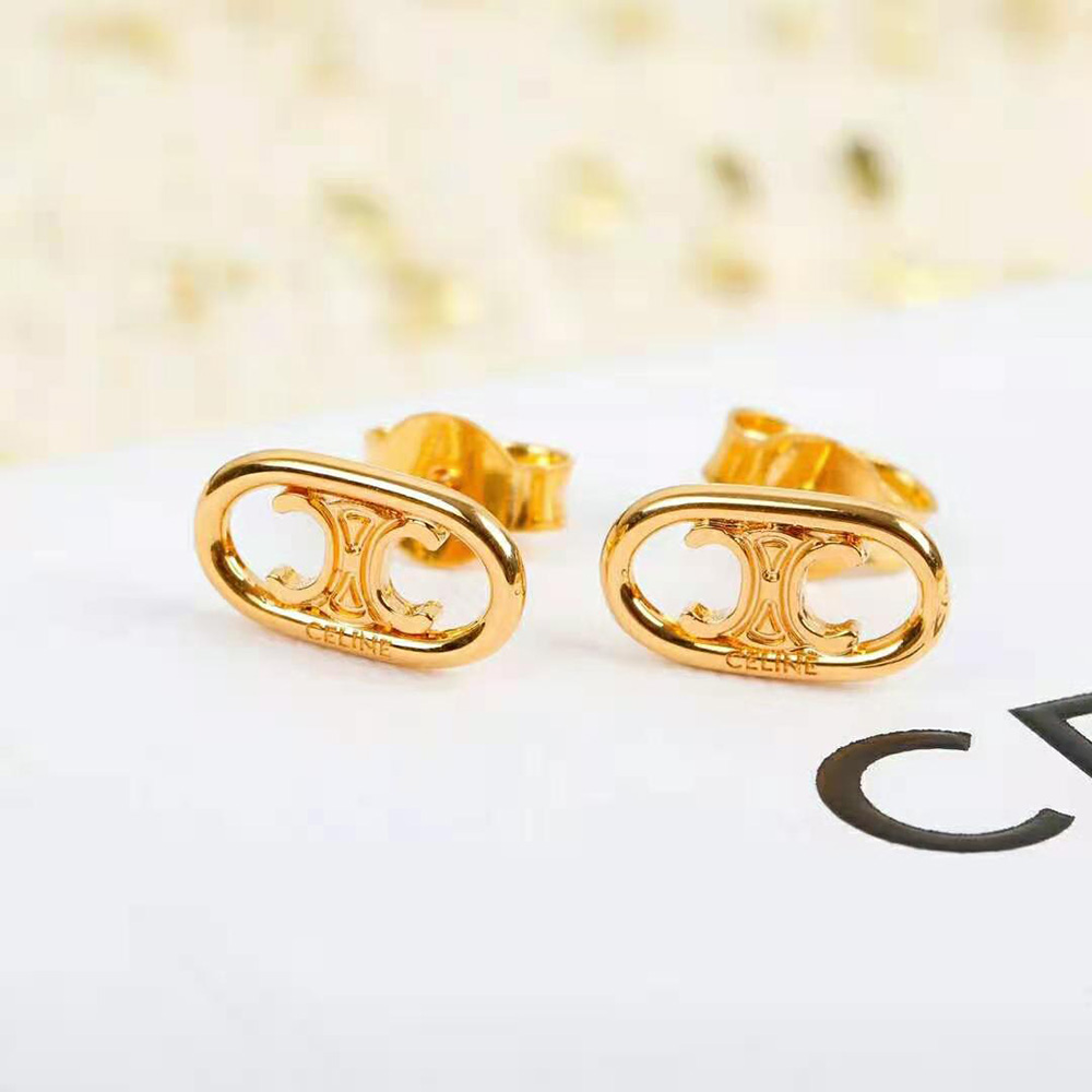 Close-up detail of gold finish and Maillon Triomphe motif studs