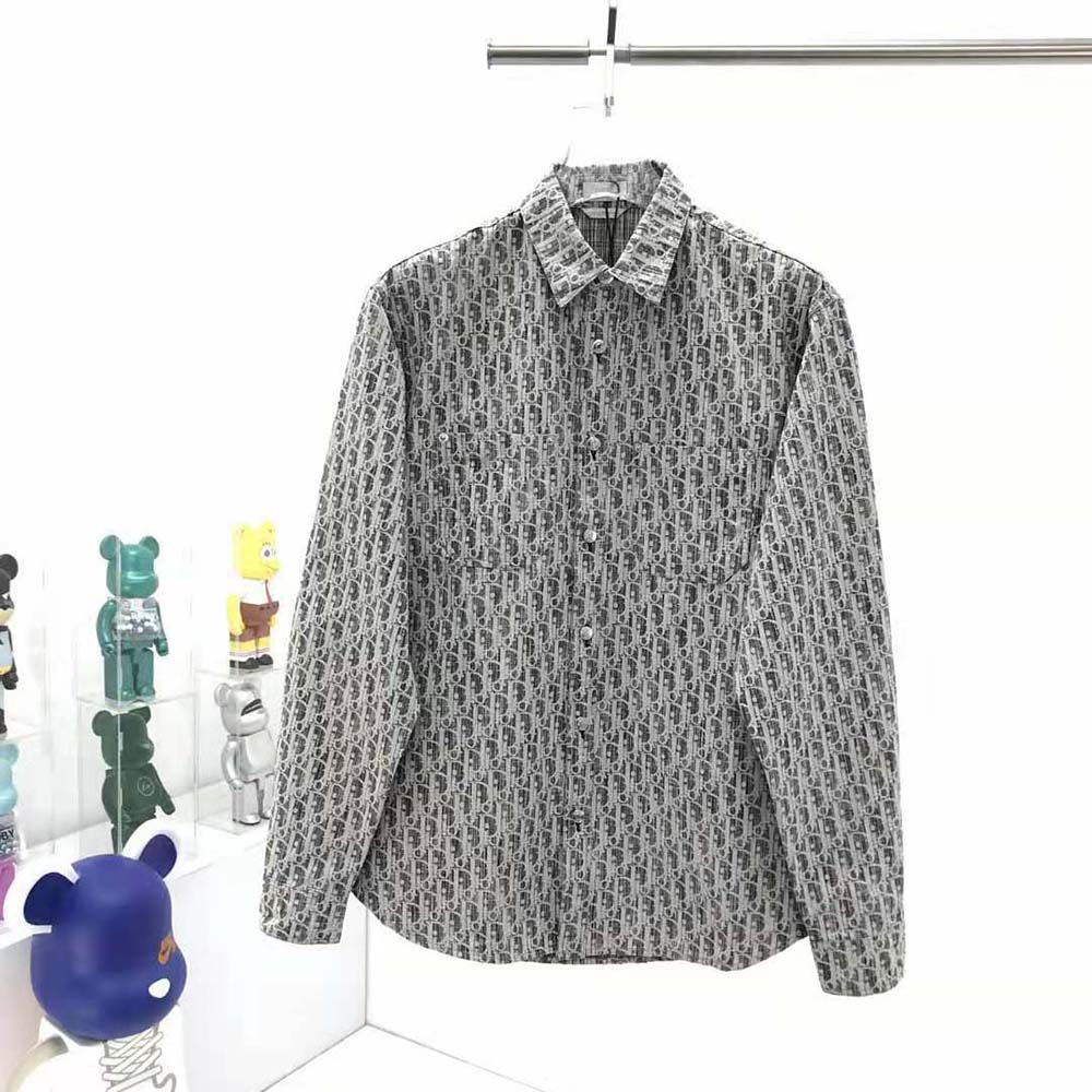 Close-up of signature black and white oblique pattern on Dior Men Dior Oblique Overshirt