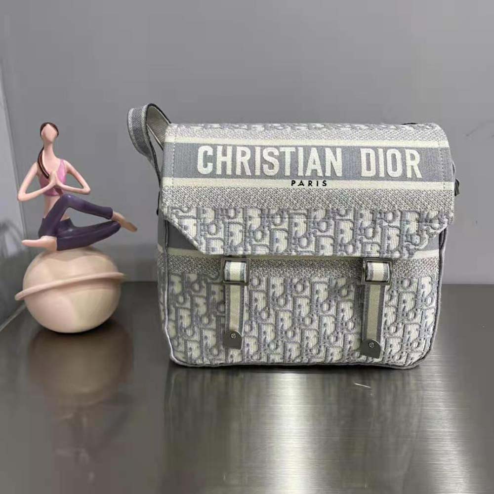 Close-up of silver hardware and top zip on Dior Men Diorcamp Bag Dior Oblique Embroidery-Silver