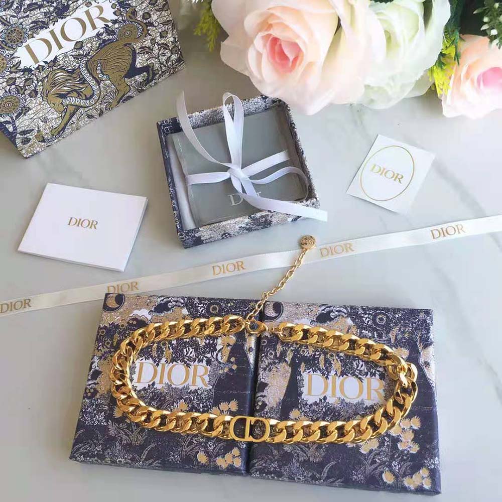 Close-up of signature engraving on Dior Women 30 Montaigne Choker