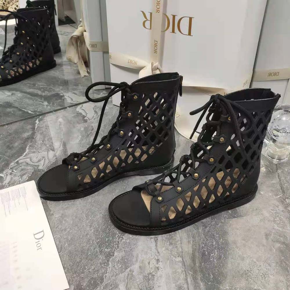 Overhead shot showing the silhouette of Dior Women D-Trap Sandal black