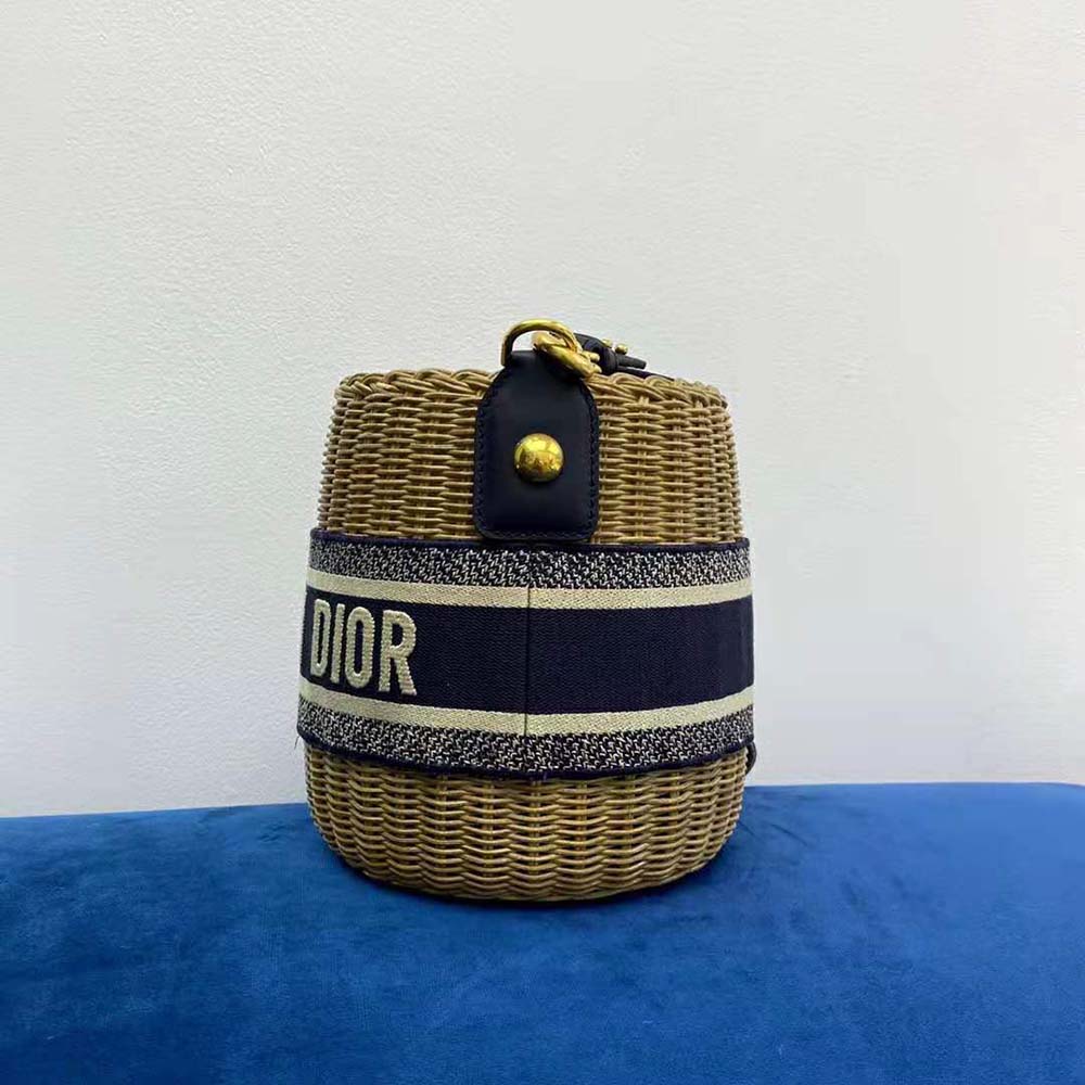 Close-up of wicker and blue Dior Oblique jacquard fabric on Dior bucket bag