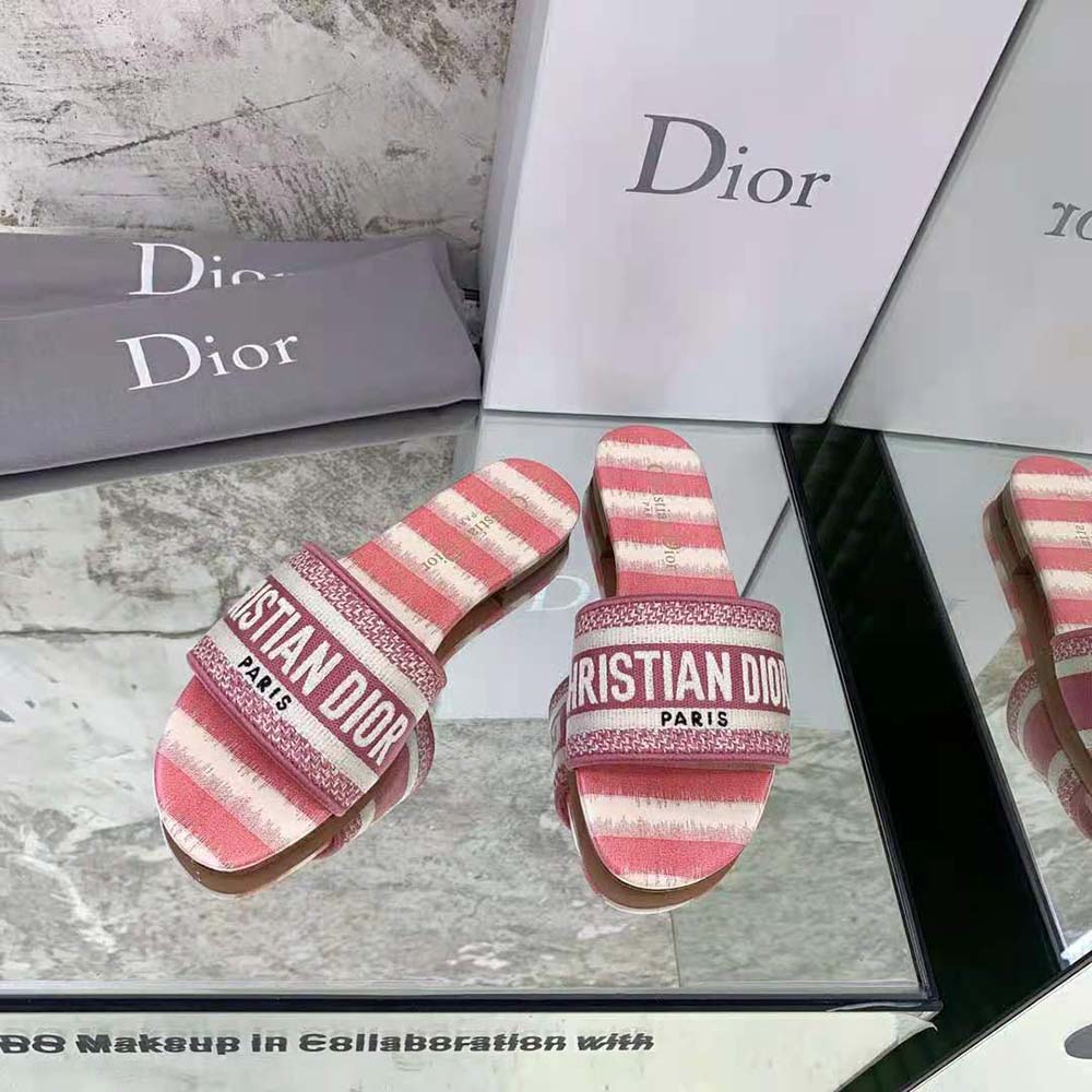 Close-up of embroidered D-Stripes detail on Dior Women Dway Slide