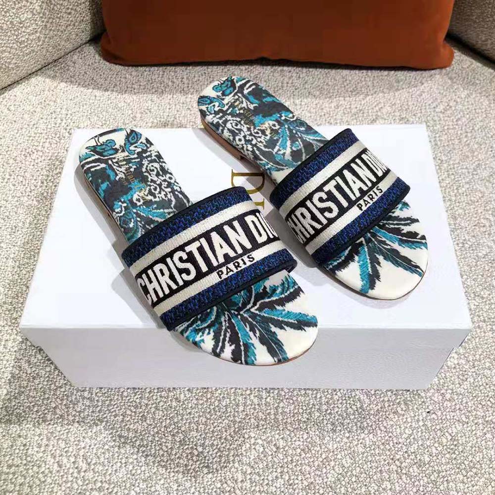 Close-up on embroidered palm detail of Dior Women Dway Slide sandal