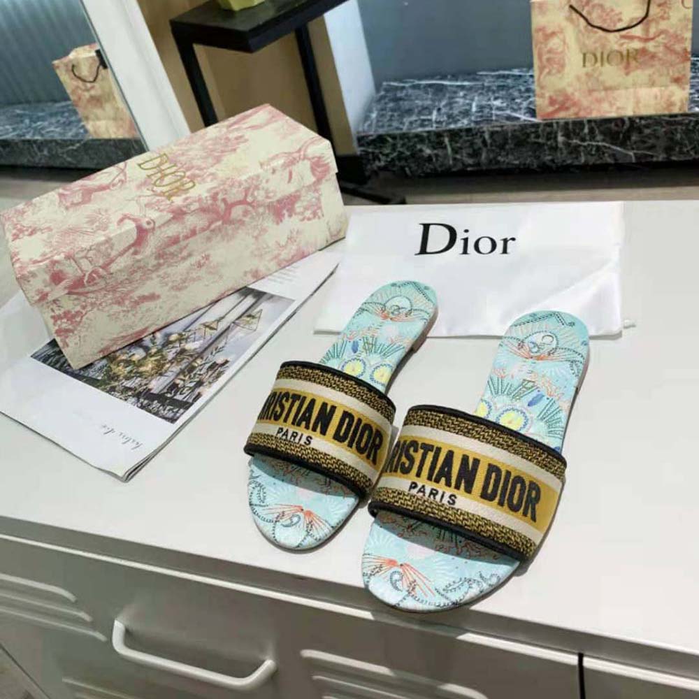 Close-up on embroidered multicolor cotton upper of Dior Women Dway Slide