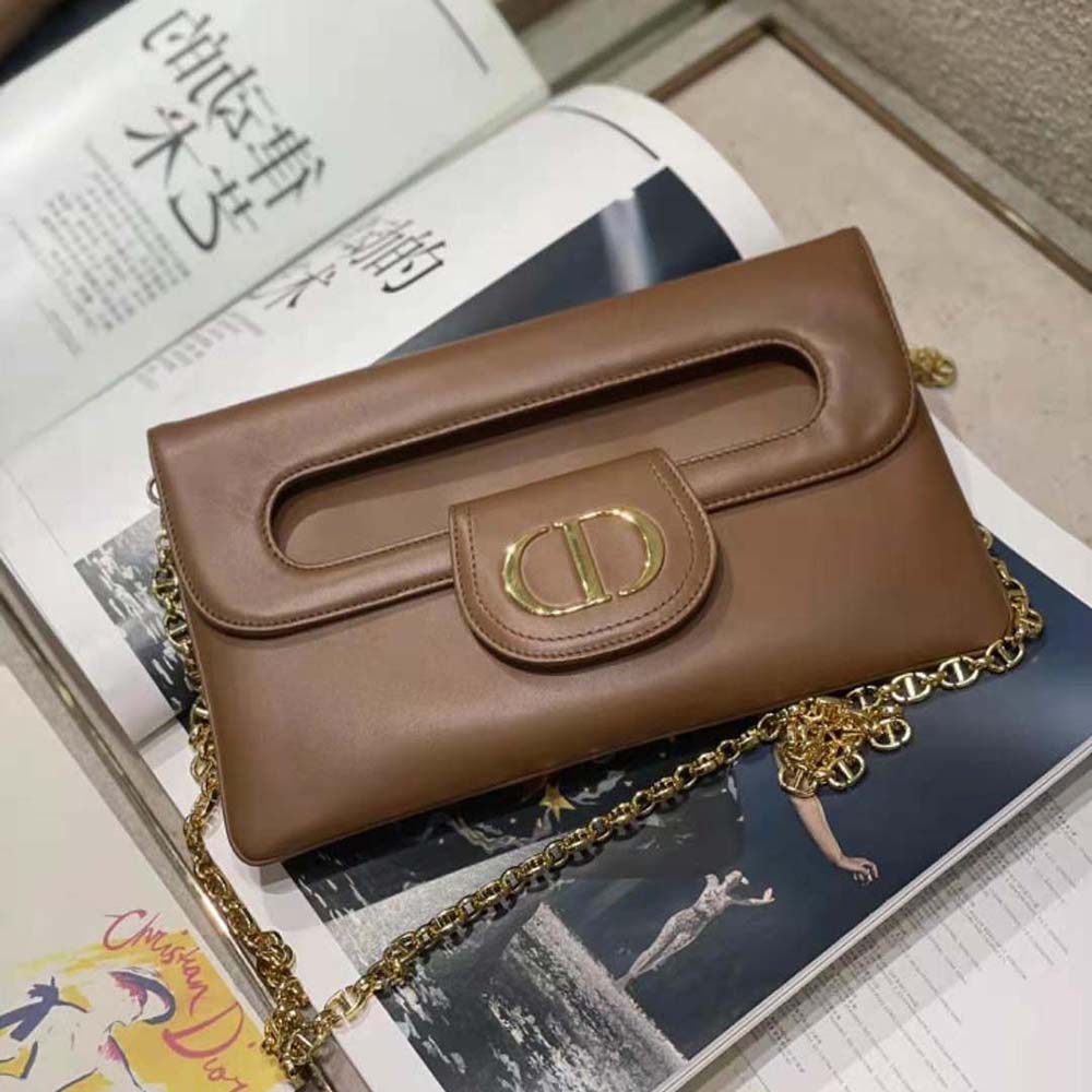 Close-up of gold Double ‘D’ clasp on Dior Women Medium Diordouble Bag
