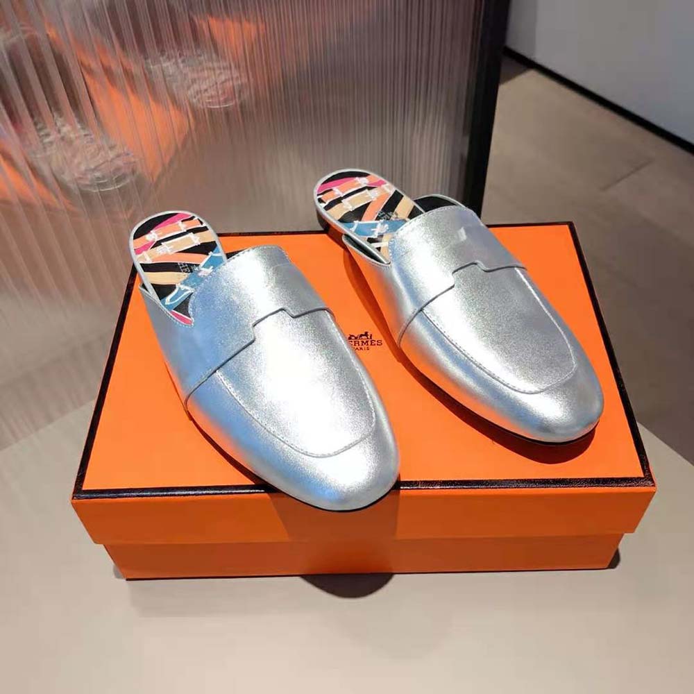 Close-up of silver chain detail on Hermes Women Catena Mule Mule