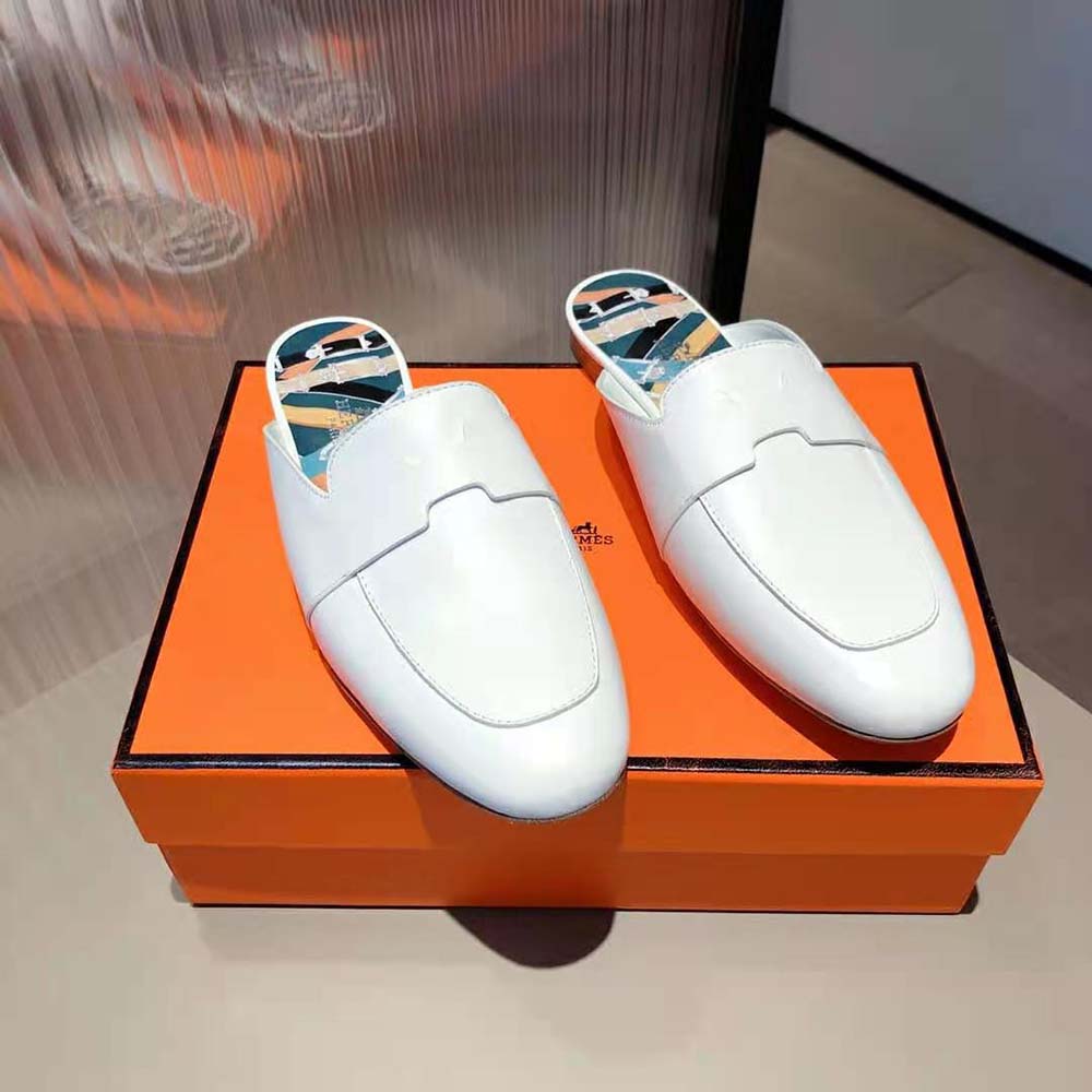 Close-up on silver Catena chain hardware of Hermes Women Catena Mule
