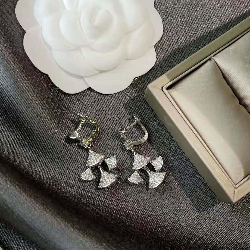 Close-up of silver fan-shaped detail on Bvlgari Women Divas Dream Earrings