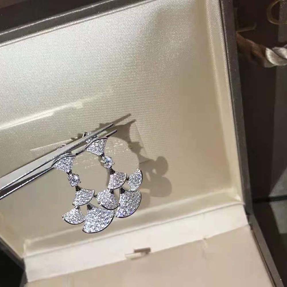 Side angle showing signature Bvlgari logo on Divas Dream Earrings
