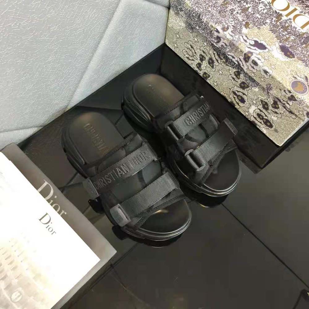 Close-up of camouflage print and Dior hardware on D-wander Slide
