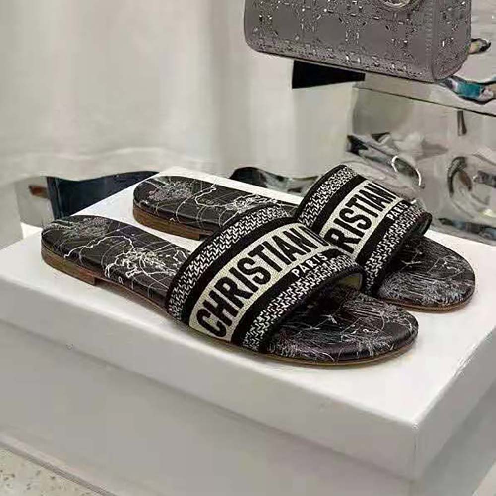 Close-up detail of embroidered cotton on Dior Women Dway Slide Black sandal