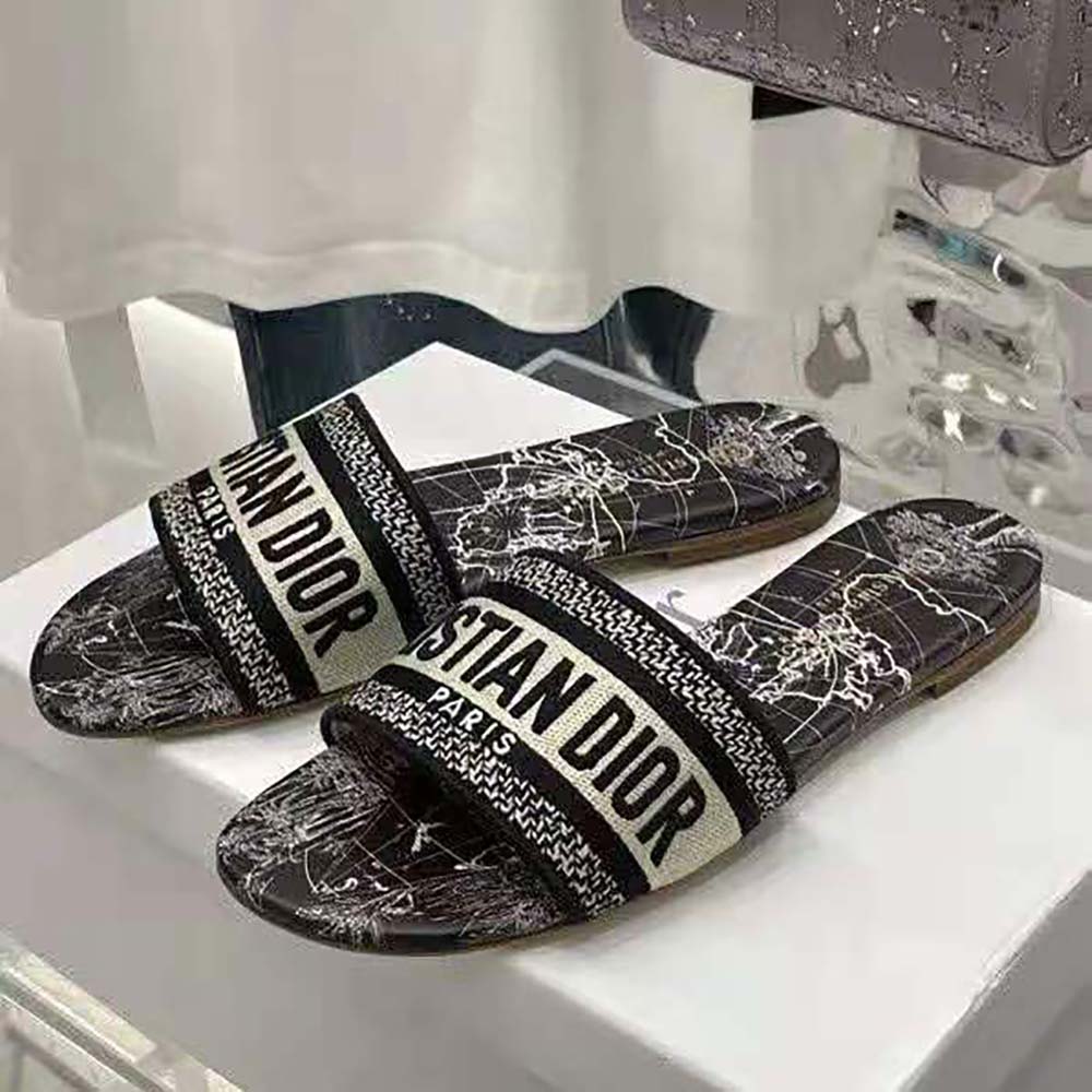 Side profile showing silhouette of Dior Women Dway Slide Black Dior sandal