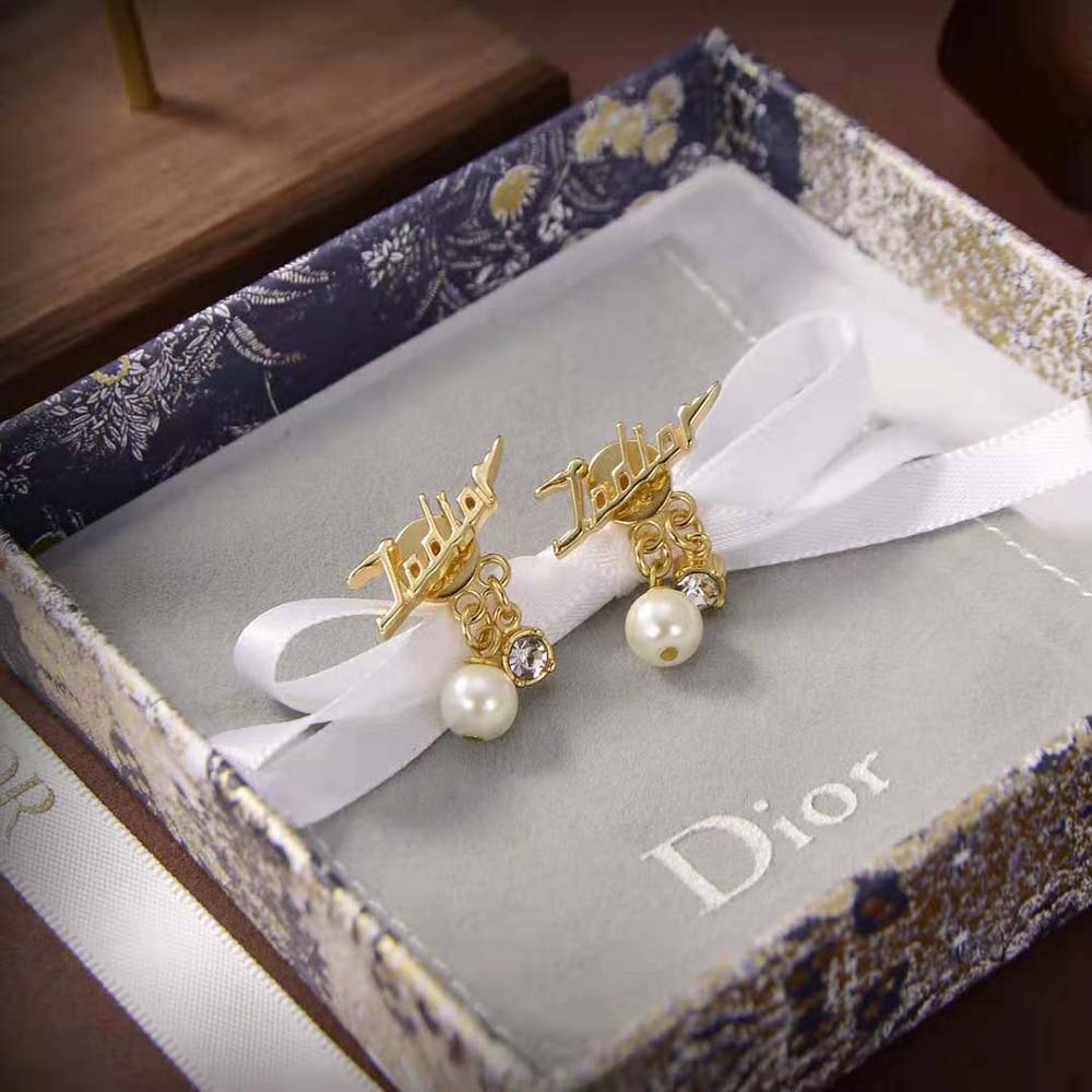 Close-up detail of white resin pearls on Dior Women J’Adior Earrings