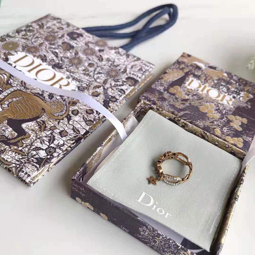 Side angle showing signature engraving on Dior Women J’Adior Ring