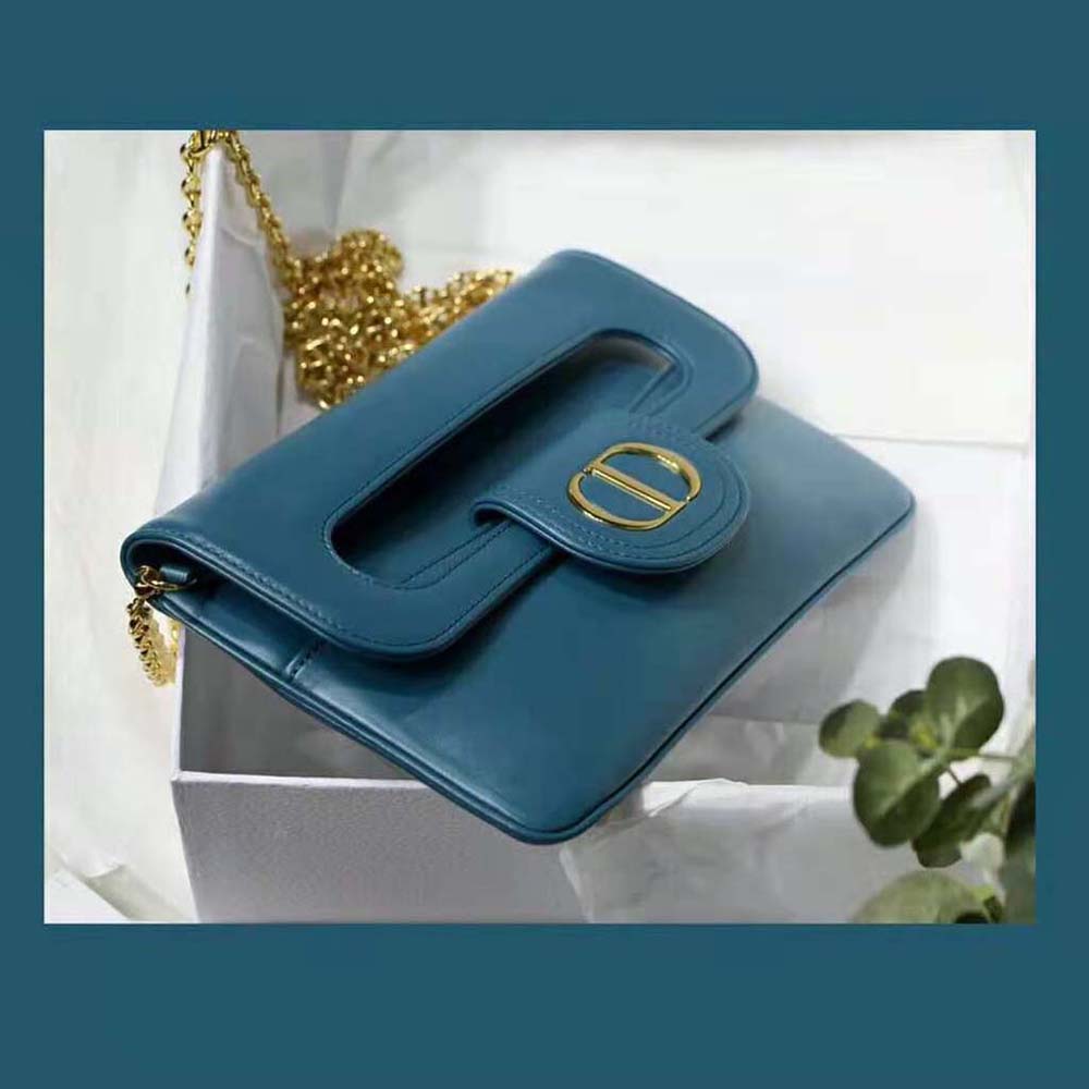 Close-up of smooth calfskin and Diordouble clasp detail