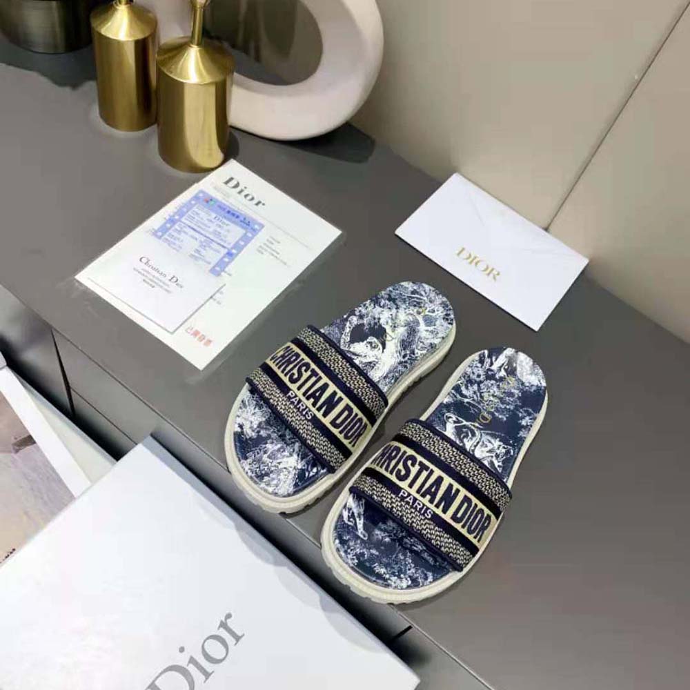 Close-up on signature reverse embroidery of Dior Women Dway Slide in deep blue