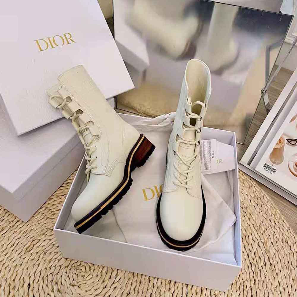 Side view showing zipper and silhouette of Dior Women Quest Boot