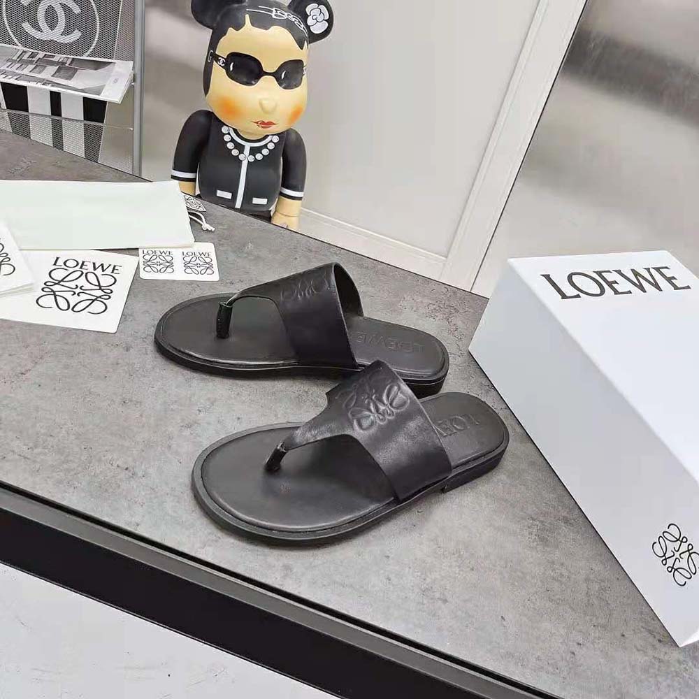 Side angle of Loewe Women Anagram Flip Flop in Calfskin-Black showcasing silhouette