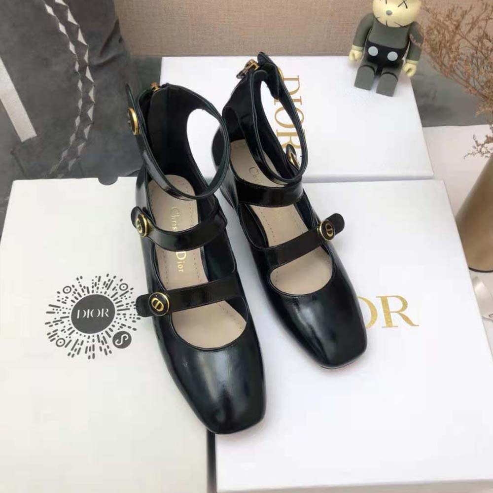 Close-up of Dior buckle hardware on Dior Women D-Doll Pump Black Shiny Calfskin