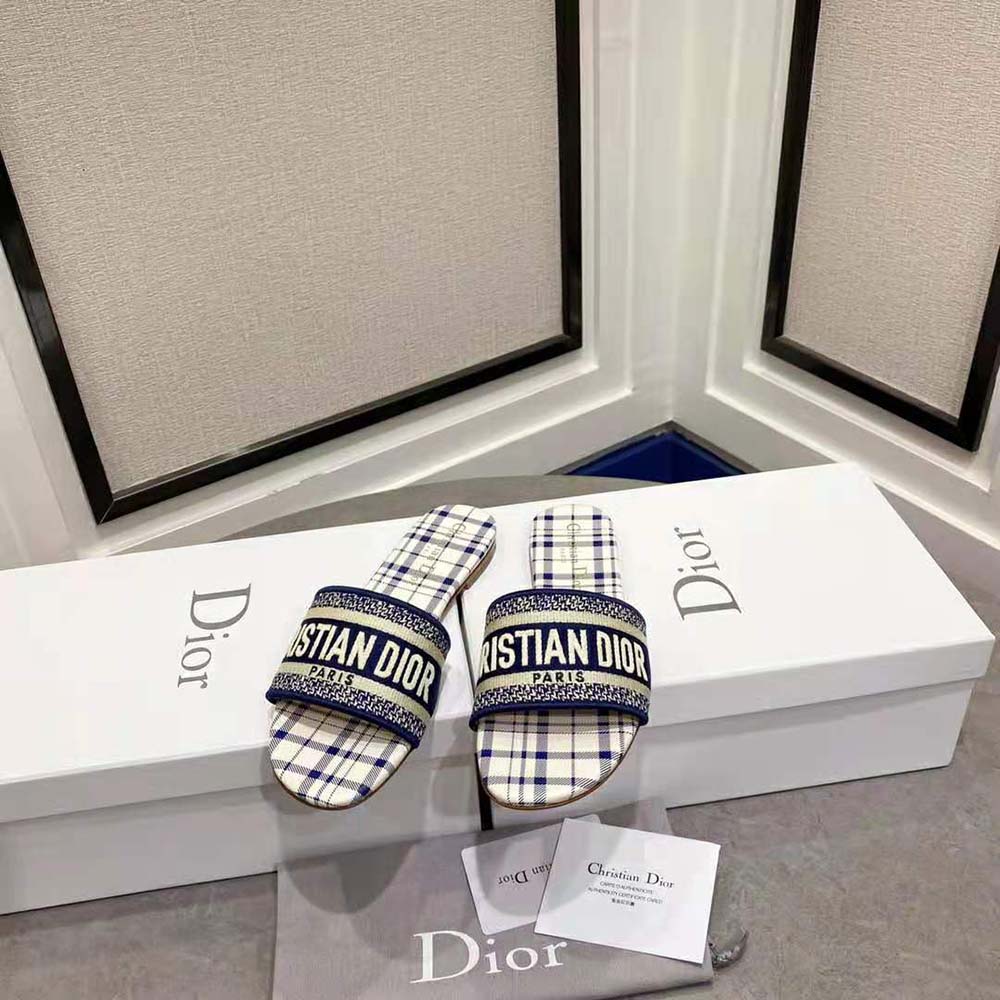 Close-up of embroidered cotton and blue check on Dior Women Dway Slide
