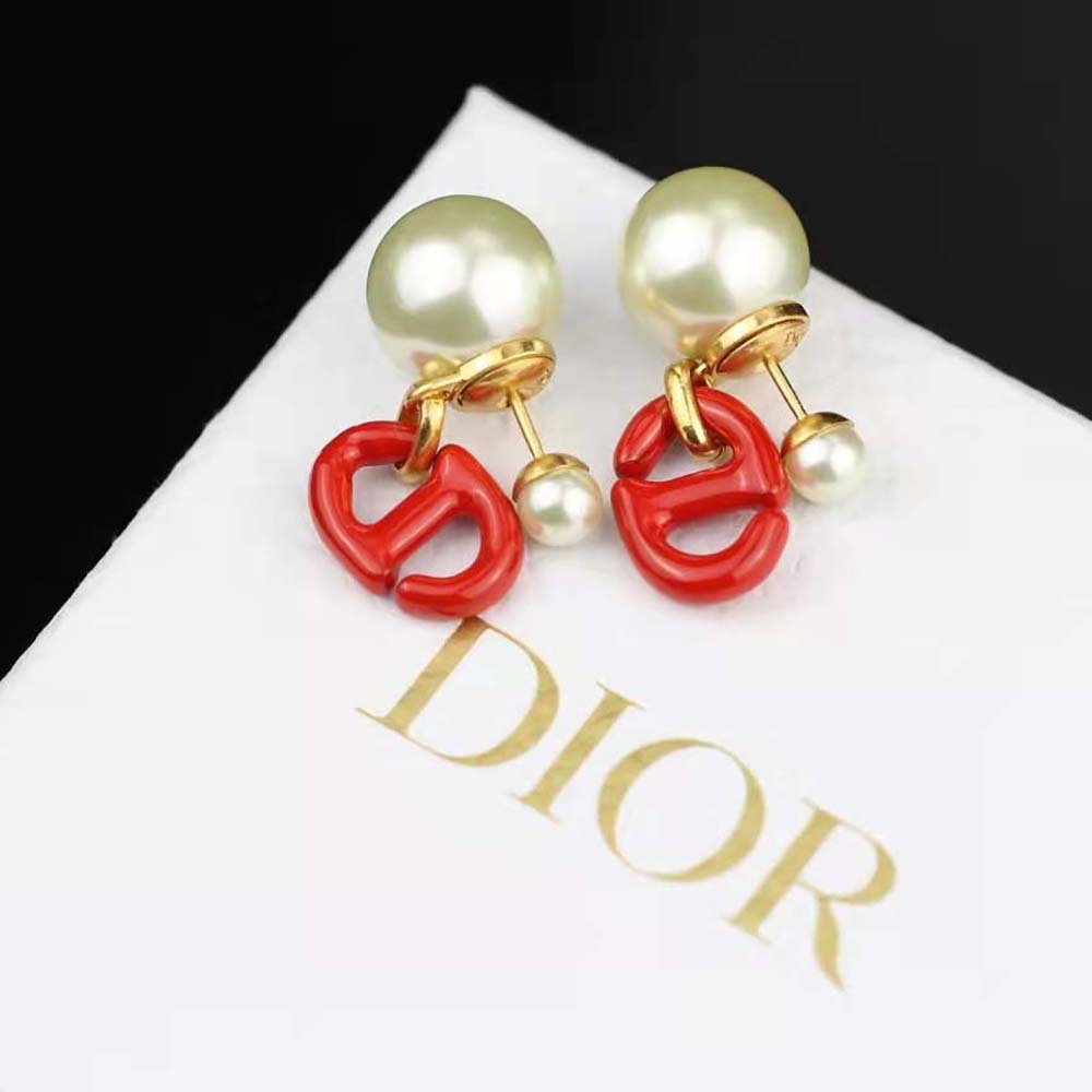 Close-up of gold-finish metal and white resin pearls detail