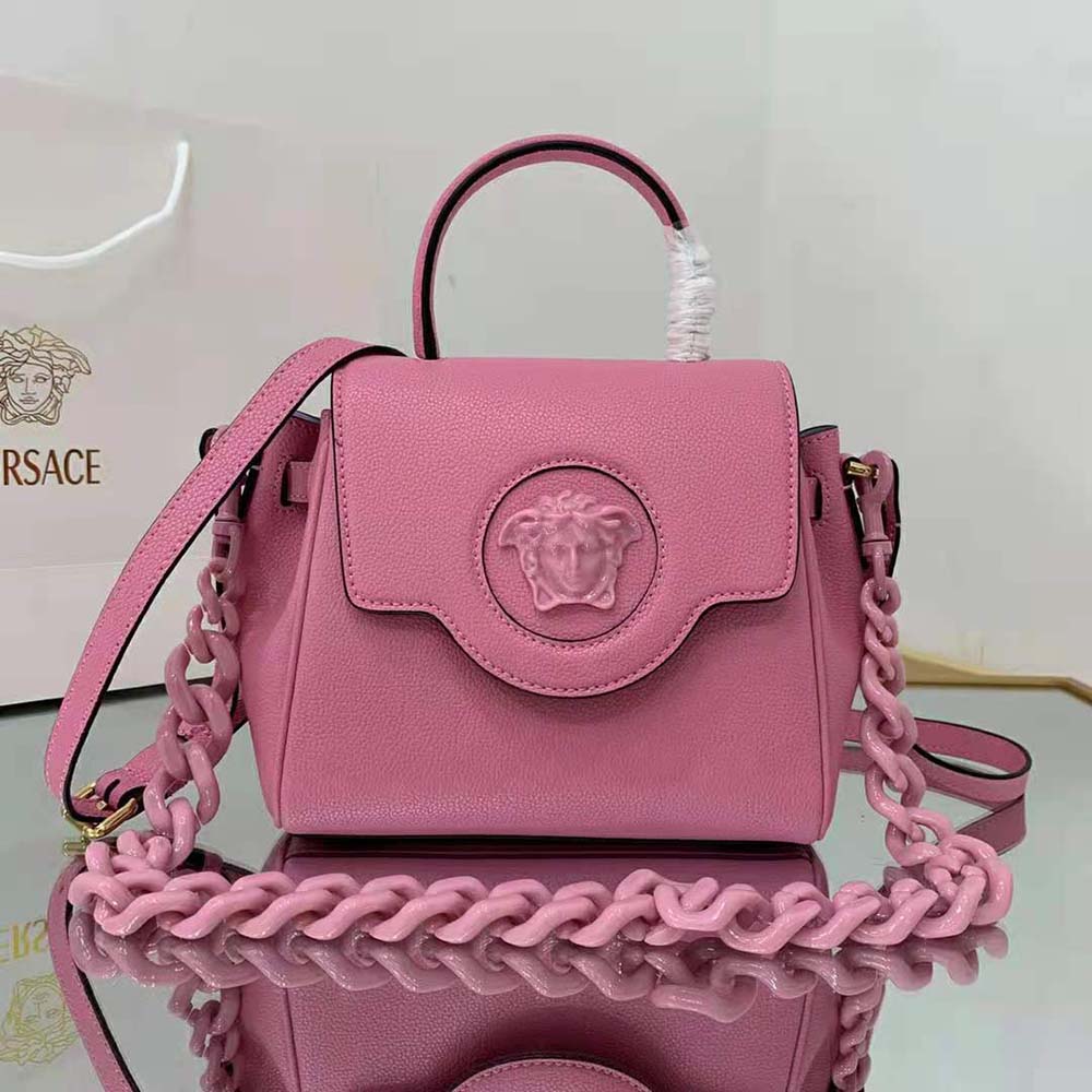 Close-up of gold Medusa hardware on Versace Women La Medusa Small Handbag Crafted From Premium Leather-Pink