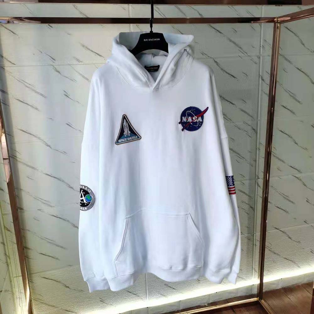 Close-up of white fleece fabric and zip on Balenciaga Space Boxy Hoodie