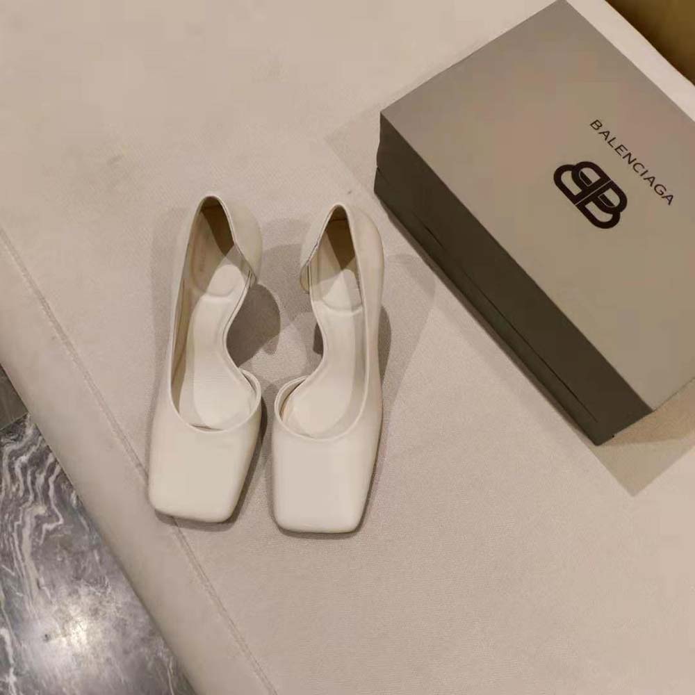 Close-up on the gold D hardware detail on Balenciaga Women Void pump