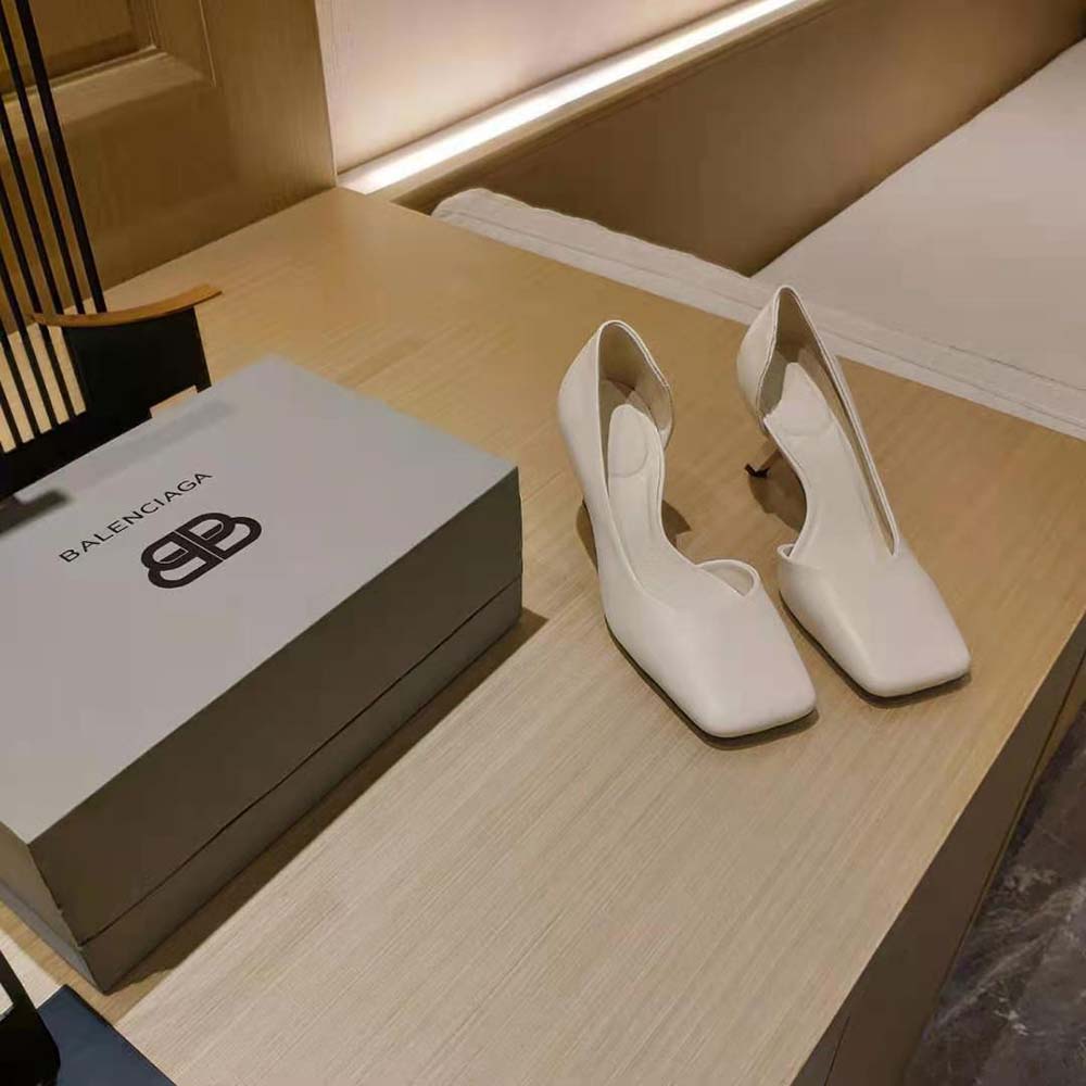 Overhead shot highlighting silhouette of Balenciaga Women Void 80mm D Orsay Pump