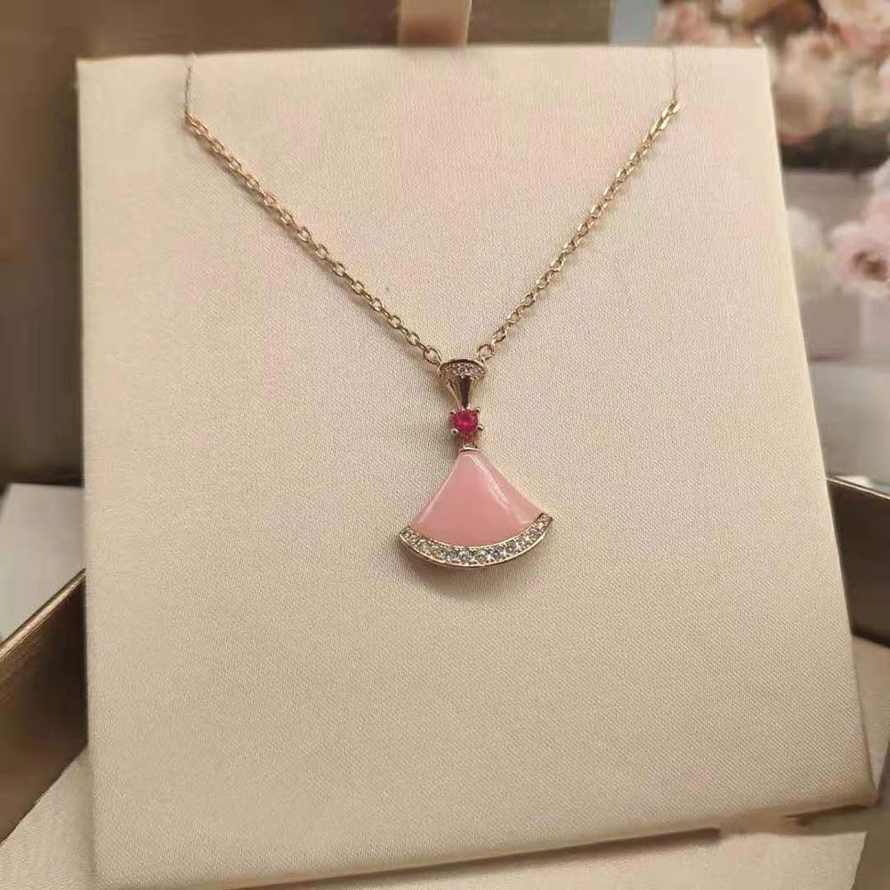 Side view of Bvlgari Women Divas Dream Necklace showing chain detail