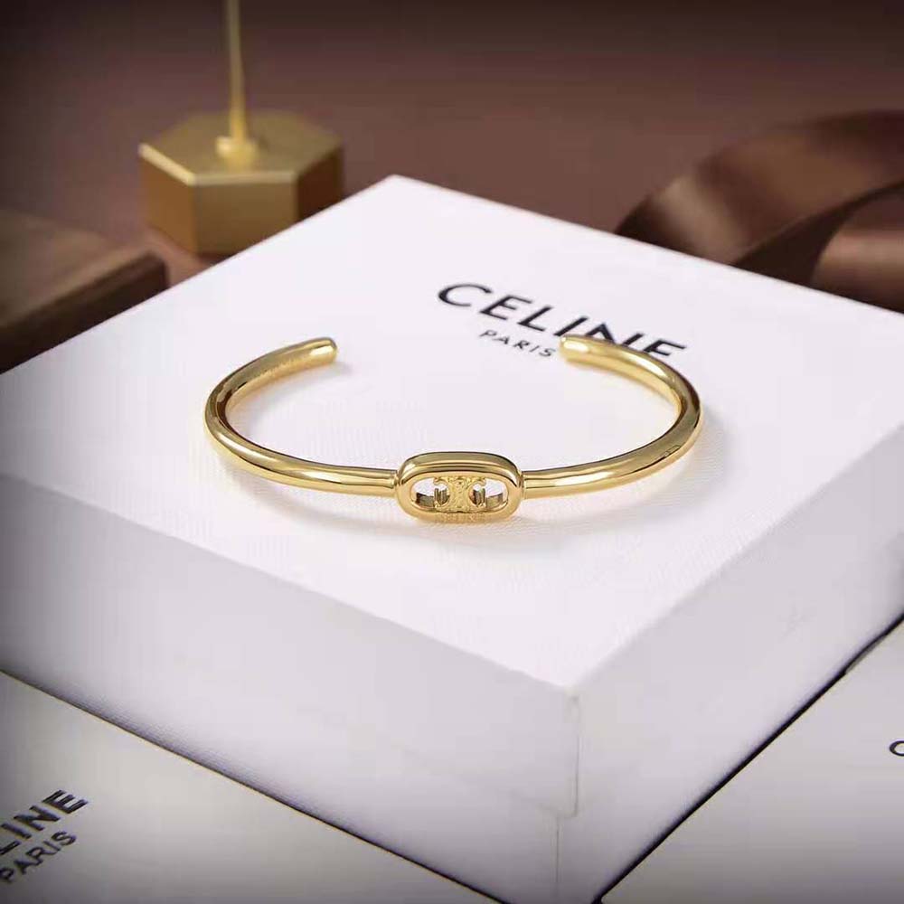 Close-up on Maillon Triomphe link detail of Celine thin cuff