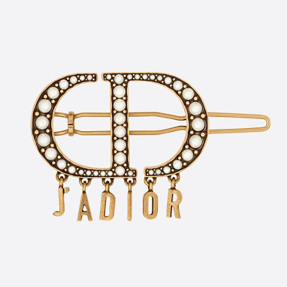 Close-up side view of Dior Women 30 Montaigne Barrette detail
