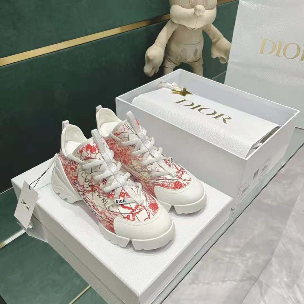 Close-up on technical fabric and Dioramour print of Dior Women D-connect Dioramour Sneaker
