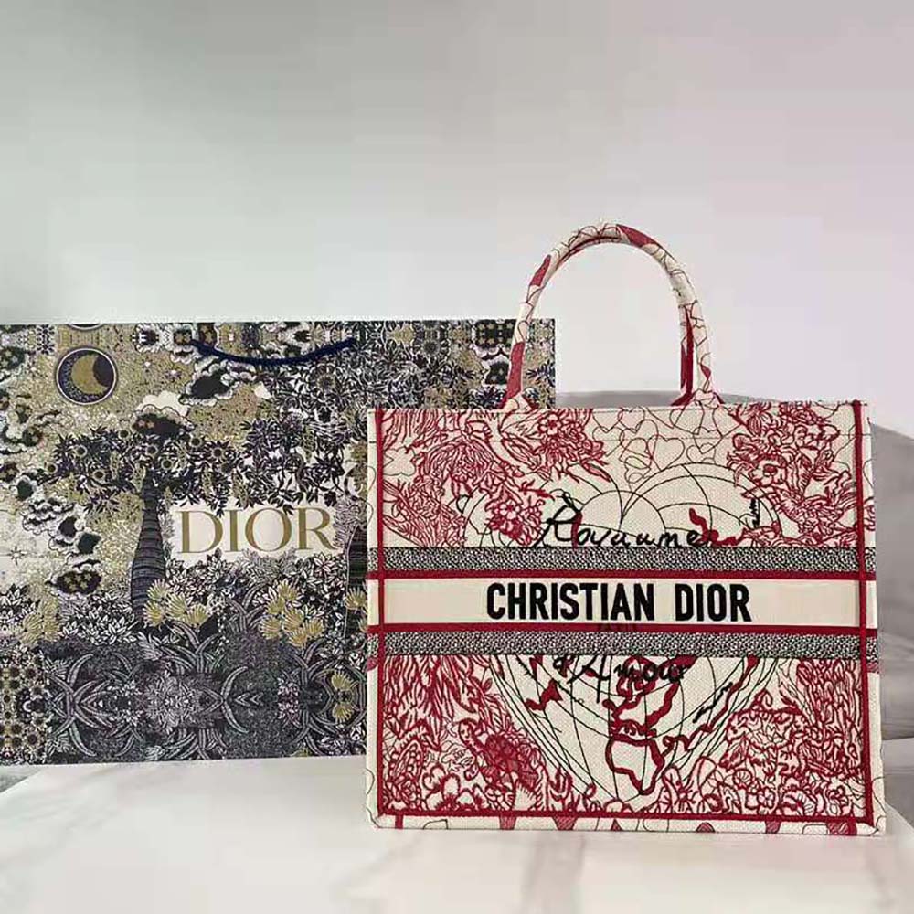 Close-up detail of D-Royaume D Amour embroidery on Dior tote