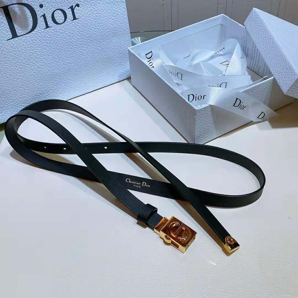 Side angle showing texture of smooth calfskin on Diorpolytechnique belt