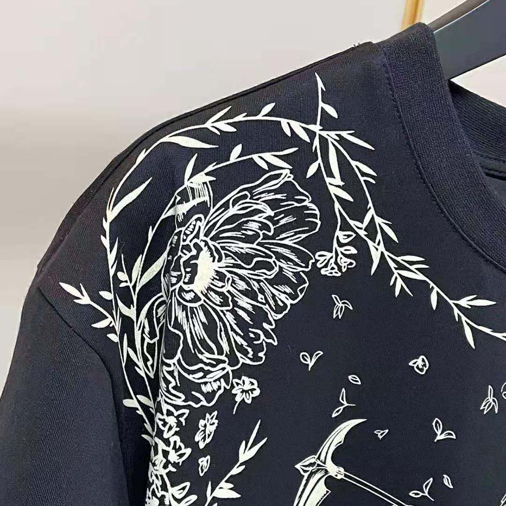 Givenchy Men Gothic Printed T-Shirt-Black - image 5