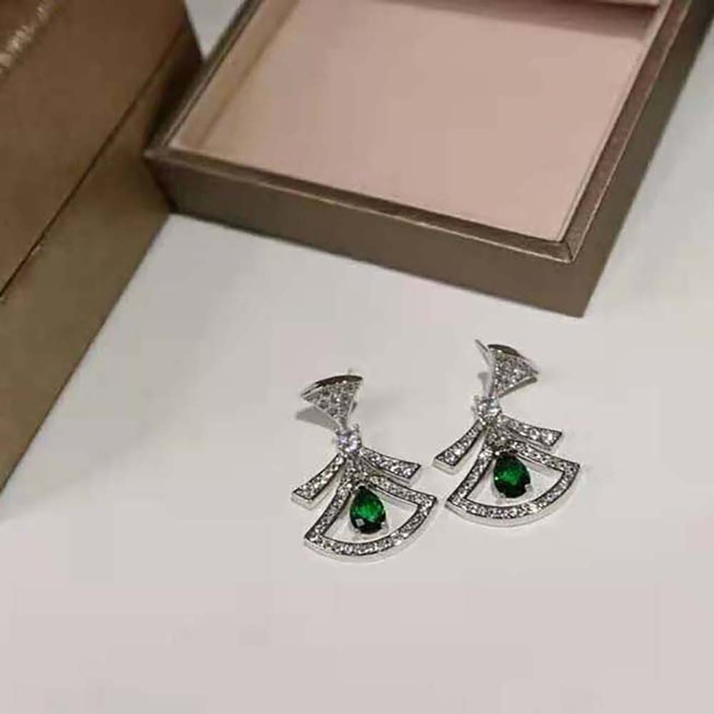 Detail of clasp and openwork pattern on Bvlgari Women Divas Dream earrings