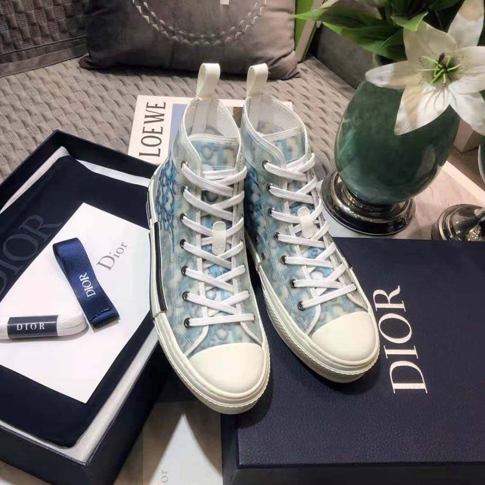 Close-up on pixelated Dior Oblique pattern and laces on Dior Men B23 sneaker
