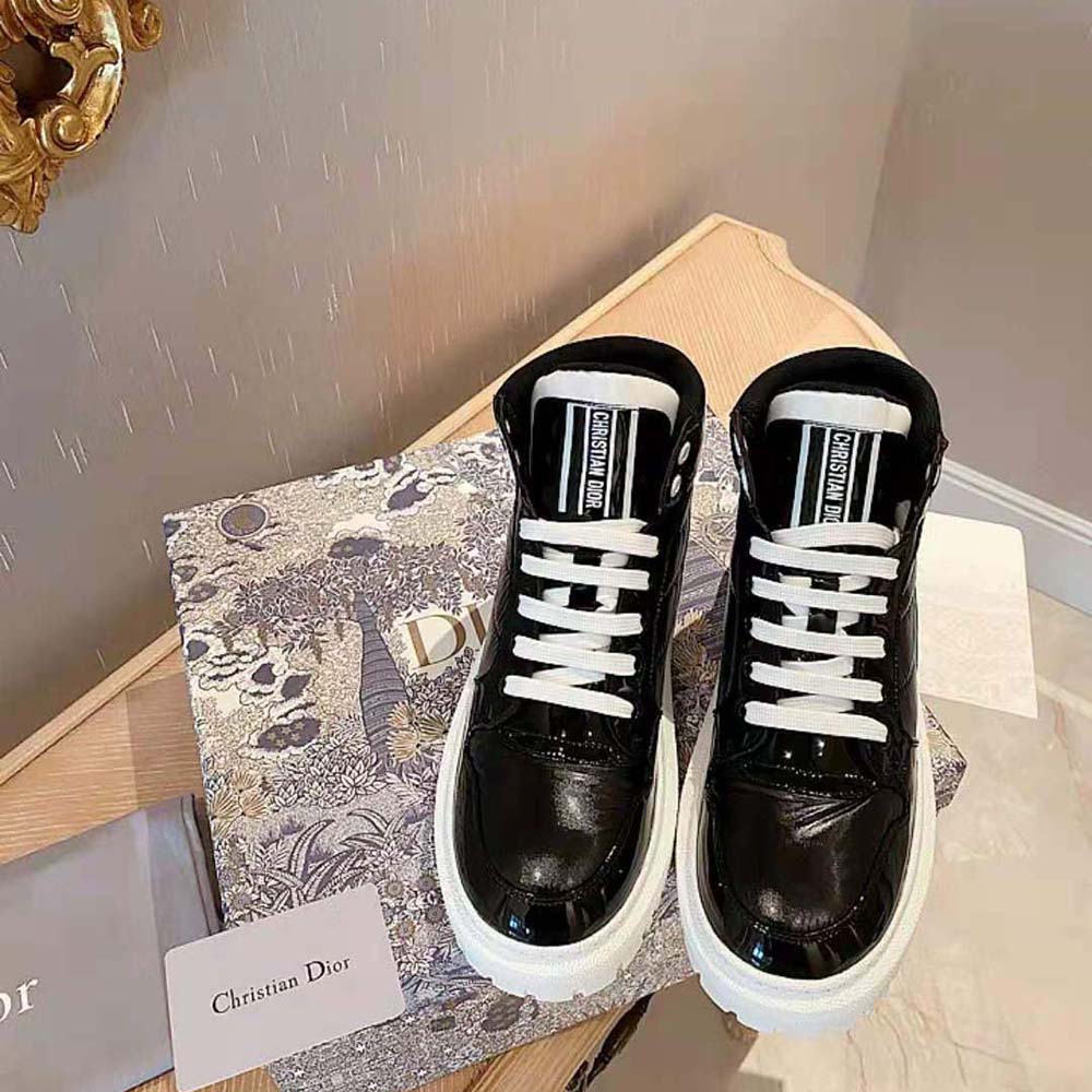 Close-up on quilted nylon texture of Dior Unisex D-Player Sneaker