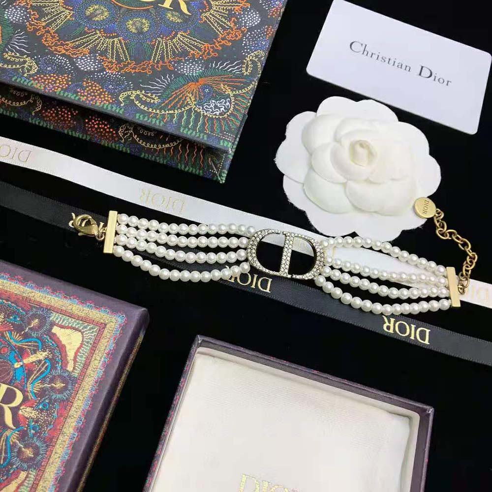 Close-up of signature Montaigne detail on Dior Women 30 Montaigne Bracelet