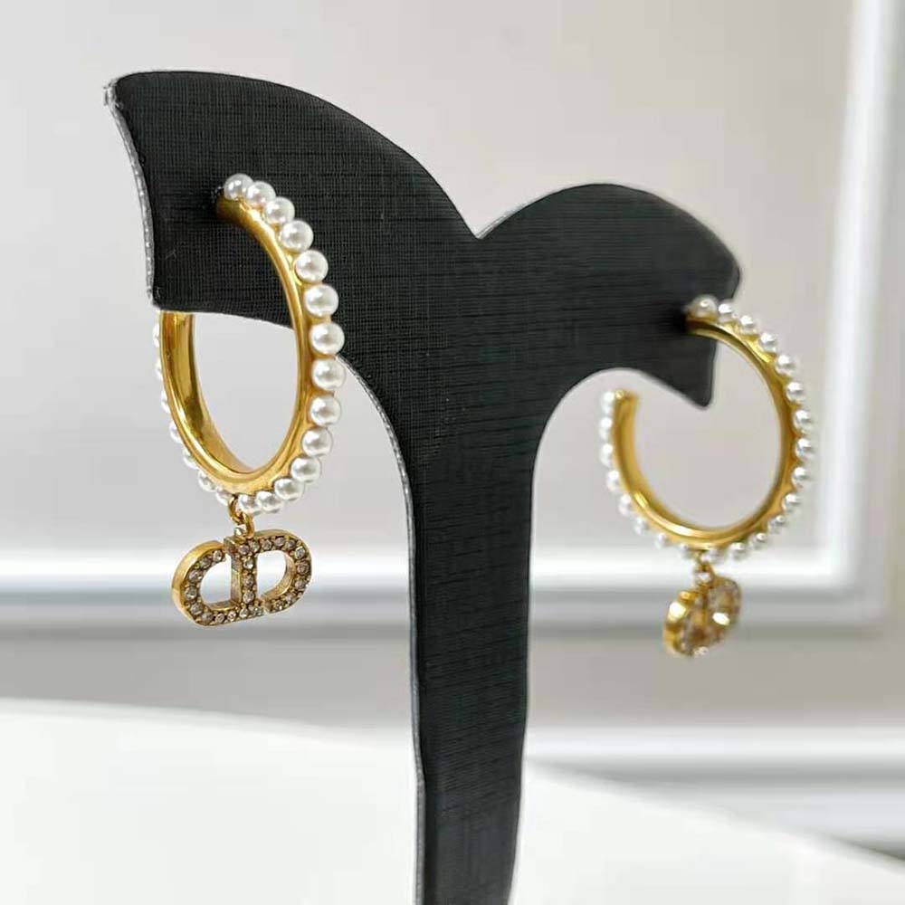 Side angle showcasing the compact silhouette of Dior Women 30 Montaigne Earrings