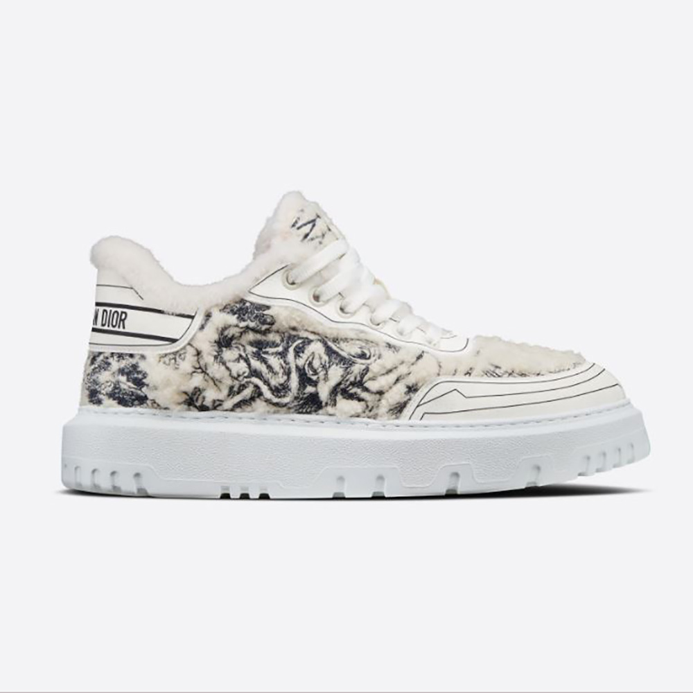 Side profile of Dior Women Addict Sneaker Blue Toile de Jouy Embroidered Natural Shearling